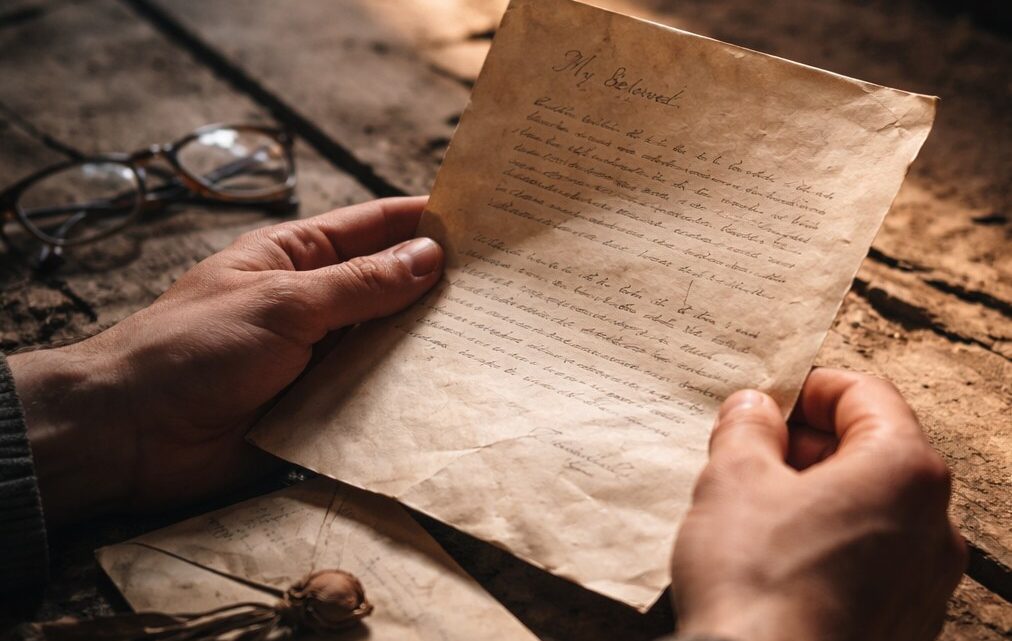 Une lettre oubliée : amour éternel contre poussière du temps